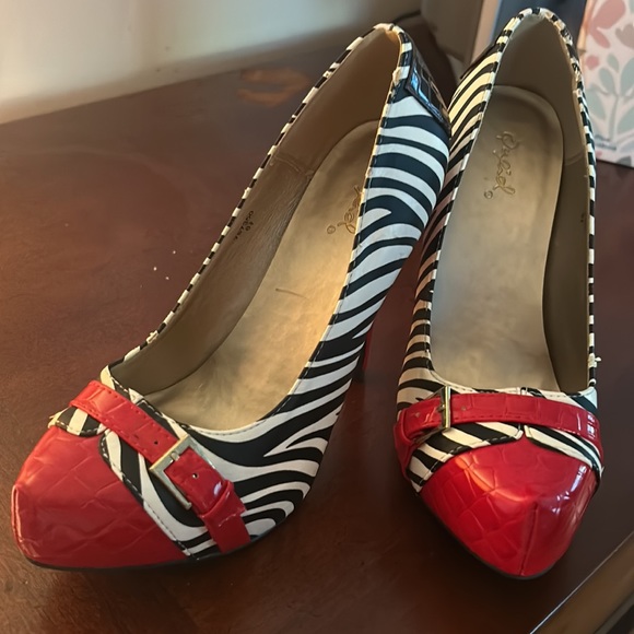 ZEBRA RED  6.5 High Stiletto Heel 1ROUND Toe. New. Only tried on. No box/tags - Picture 2 of 4